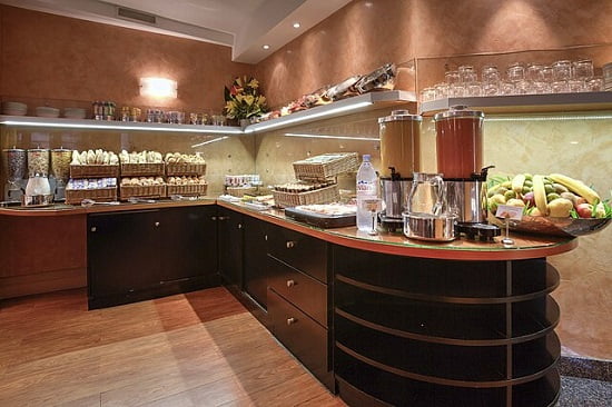 Buffet per la colazione in un hotel di Parigi