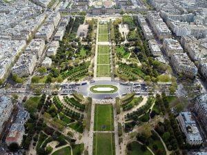 Champ de Mars a Parigi: cosa vedere, come arrivare e passeggiata ai piedi della Torre Eiffel