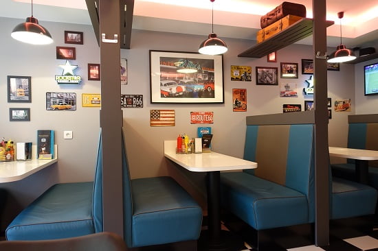 Interno di un fast food a Parigi