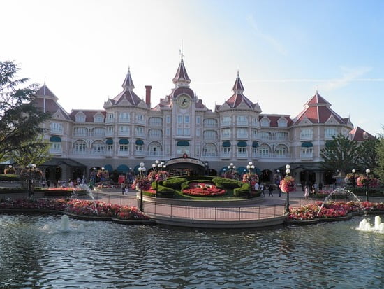 Laghetto davanti al Disneyland Hotel