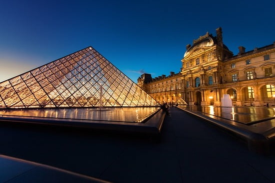 Piramide del Louvre a Parigi