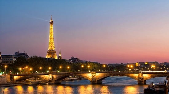 Torre Eiffel illuminata a Parigi, idea romantica per un viaggio di nozze