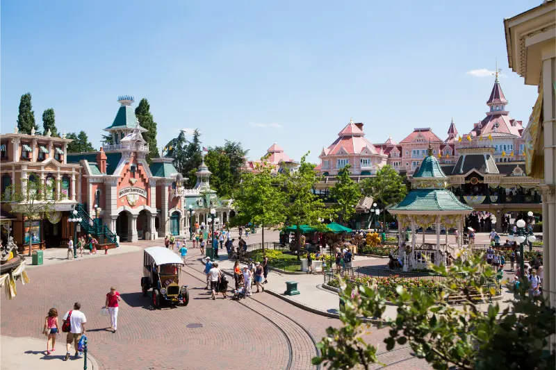 Panoramica di Main Street, U.S.A. all'interno del parco Disneyland a Disneyland Paris